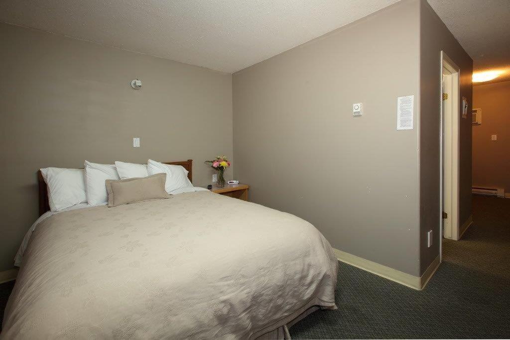 Anchor Riverfront Motel Sicamous Exterior photo