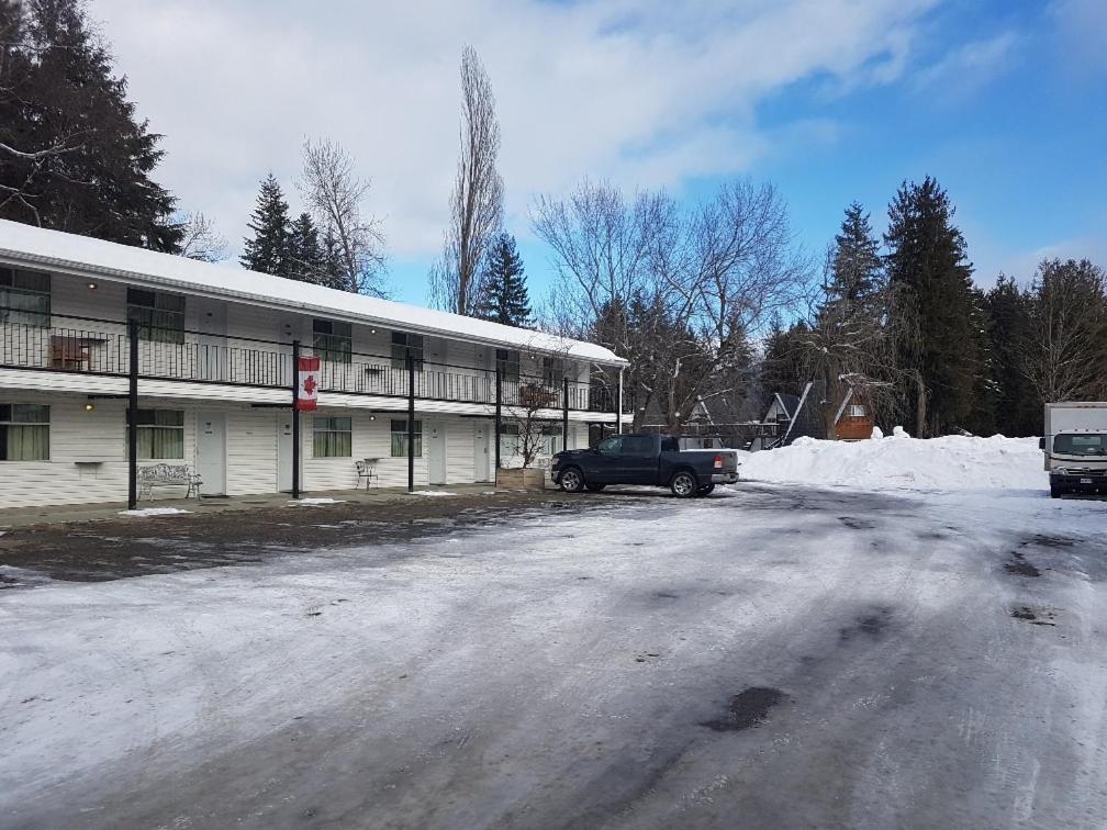 Anchor Riverfront Motel Sicamous Exterior photo