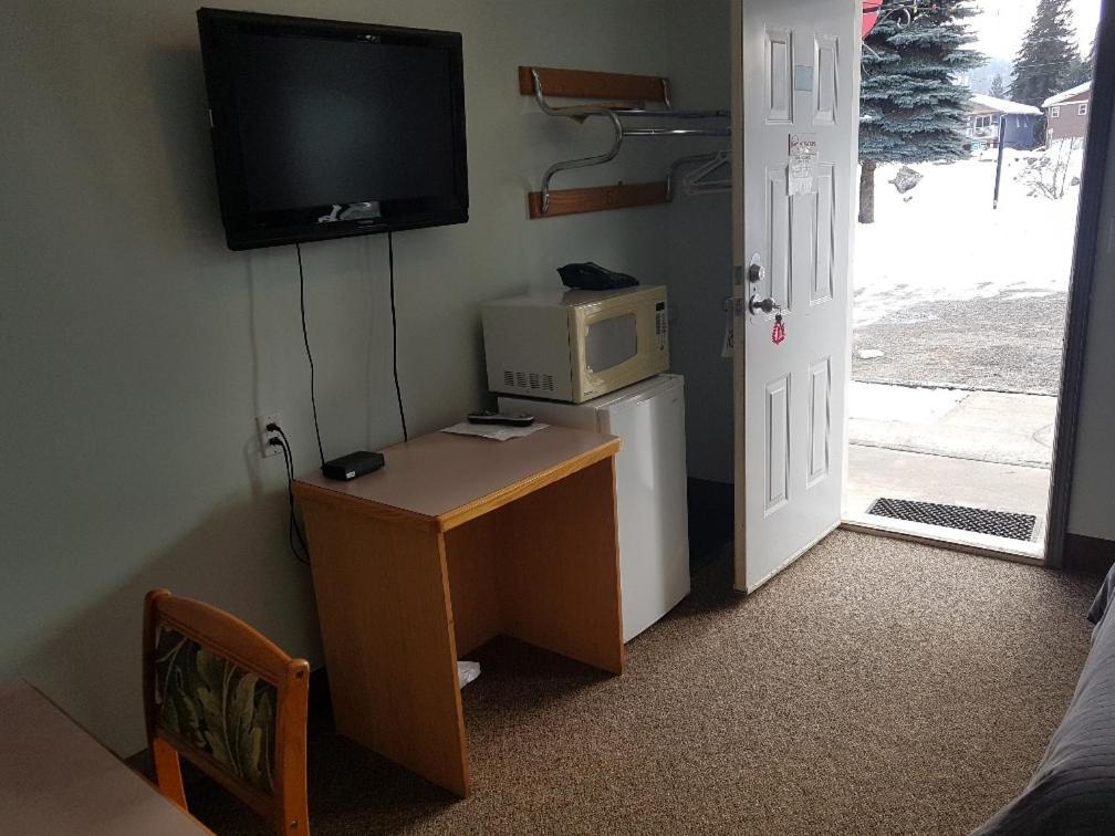 Anchor Riverfront Motel Sicamous Exterior photo